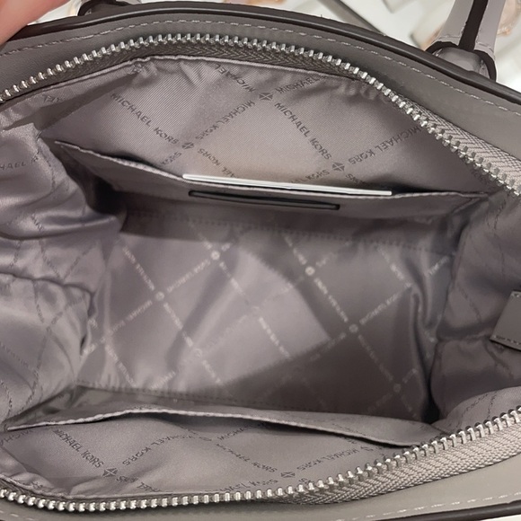 Michael Kors MK signature print logo Avril bag - Picture 8 of 13